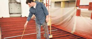 Kulissenzauber. Dirk Seesemann malt die neue Schabracke für den Zuschauerraum der Staatsoper.