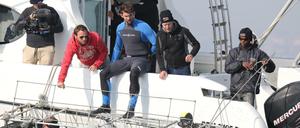 Der ehemalige US-Schwimmstar Michael Phelps (Mitte) sitzt auf einer undatierten Aufnahme vor den Inseln der Bahamas auf dem Boot und bereitet sich auf ein Showrennen gegen einen Weißen Hai vor. Tatsächlich schwamm Phelps dann gegen eine Computeranimation.