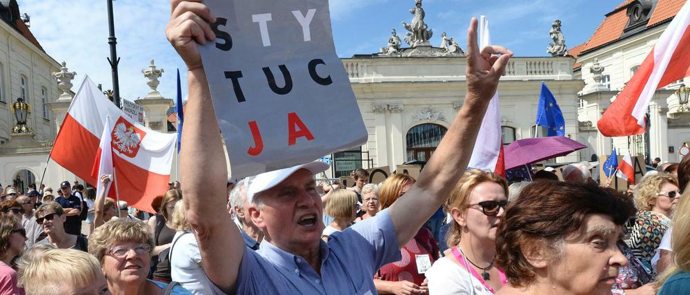 Menschen demonstrieren am vor dem Präsidentenpalast in Warschau (Polen). Polens Präsident Duda hat die umstrittene Justizreform der nationalkonservativen Regierung gestoppt.