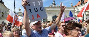 Menschen demonstrieren am vor dem Präsidentenpalast in Warschau (Polen). Polens Präsident Duda hat die umstrittene Justizreform der nationalkonservativen Regierung gestoppt.