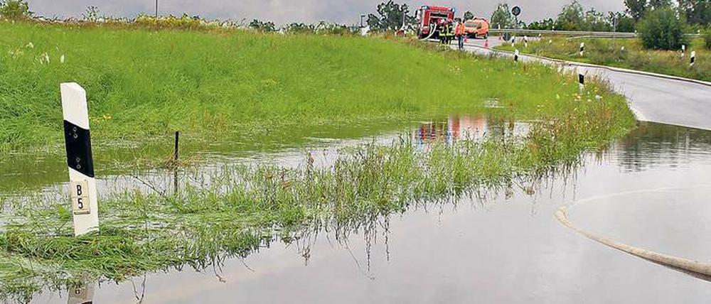 Bei Brieselang-Zeestow in Brandenburg steht die Auffahrt zur B5 unter Wasser. 