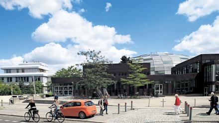 Rost und Silber lieb ich sehr. Gebaute Bildungsutopie - so verstanden die Pariser Architekten um den Le-Corbusier-Mitarbeiter Georges Candilis ihren „unhierarchischen“ Entwurf für den Dahlemer FU-Campus. Die Rostlaube wurde 1973 - mit berlintypischen drei Jahren Verzögerung - fertig, die Silberlaube nach Entwürfen von Manfred Schiedhelm fünf Jahre später angebaut. Mit einer Alu-Fassade, denn der Corten-Stahl nebenan rostete doch zu arg. Auch die Rostlaube erhielt im Zuge der Sanierung nach der Jahrtausendwende eine neue Außenhaut - aus Bronze - und die imposante Kuppel der von Norman Foster geplanten Philologischen Bibliothek kam 2005 hinzu.