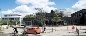 Rost und Silber lieb ich sehr. Gebaute Bildungsutopie - so verstanden die Pariser Architekten um den Le-Corbusier-Mitarbeiter Georges Candilis ihren „unhierarchischen“ Entwurf für den Dahlemer FU-Campus. Die Rostlaube wurde 1973 - mit berlintypischen drei Jahren Verzögerung - fertig, die Silberlaube nach Entwürfen von Manfred Schiedhelm fünf Jahre später angebaut. Mit einer Alu-Fassade, denn der Corten-Stahl nebenan rostete doch zu arg. Auch die Rostlaube erhielt im Zuge der Sanierung nach der Jahrtausendwende eine neue Außenhaut - aus Bronze - und die imposante Kuppel der von Norman Foster geplanten Philologischen Bibliothek kam 2005 hinzu.