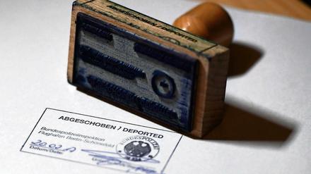 Gefährder dürfen abgeschoben werden, entschied jetzt das Bundesverfassungsgericht. Symbolbild.