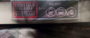 Eine Leuchttafel weist in Stuttgart auf Feinstaubalarm hin.