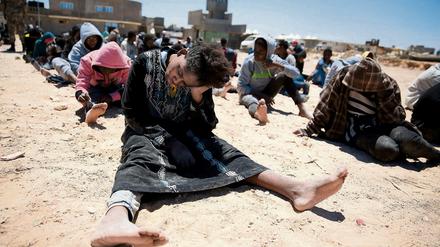Gerettete Flüchtlinge am Strand der libyschen Hauptstadt Tripolis (Archivbild vom Mai 2016)