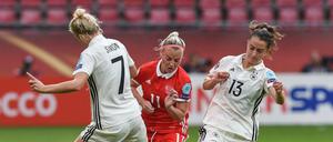 Mit vereinten Kräften. Carolin Simon (links) und Sara Däbritz setzen sich gegen die Russin Ekaterina Sotschnewa durch.
