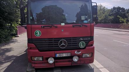 Ein Brummi aus Litauen parkte auf voller Breite des Radstreifens an der Kiefholzbrücke in Treptow.