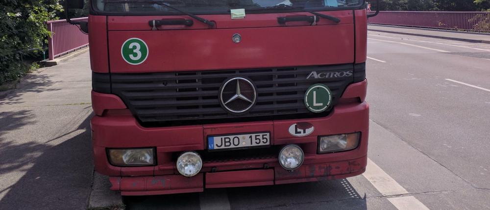 Ein Brummi aus Litauen parkte auf voller Breite des Radstreifens an der Kiefholzbrücke in Treptow.