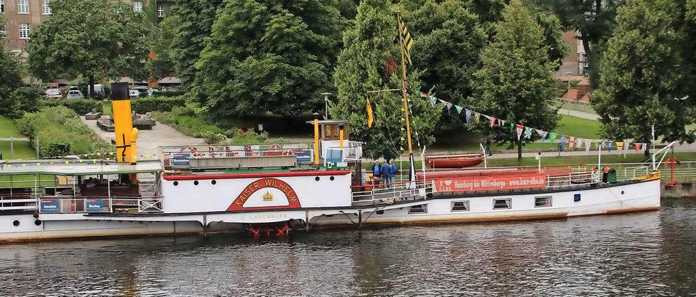 Die "Kaiser Wilhelm" ankert am Lindenufer.