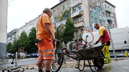 Hier werden bald nicht nur Pflastersteine ausgetauscht. Die Rigaer Straße in Berlin. 