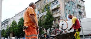Hier werden bald nicht nur Pflastersteine ausgetauscht. Die Rigaer Straße in Berlin. 