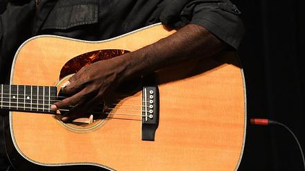 Geoffrey Gurrumul Yunupingu und seine Gitarre. Die Familie bat - wie dies bei Aborigines üblich ist - aus Respekt vor dem Toten darum, keine Fotos von ihm mehr zu veröffentlichen.