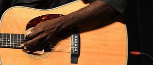 Geoffrey Gurrumul Yunupingu und seine Gitarre. Die Familie bat - wie dies bei Aborigines üblich ist - aus Respekt vor dem Toten darum, keine Fotos von ihm mehr zu veröffentlichen.