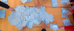 Wahlhelfer zählen die abgegebenen Stimmen.