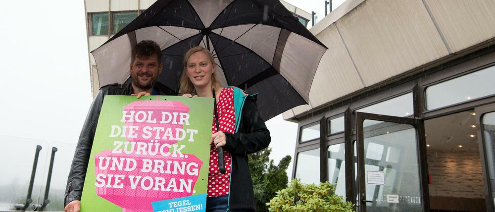 Die Berliner Landesvorsitzenden von Bündnis 90/Die Grünen, Nina Stahr und Werner Graf, halten ein Plakat mit der Aufschrift "Hol Dir die Stadt zurück. Und bring sie voran.".