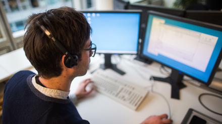 Schulterblick. Arbeitgeber dürfen ihre Angestellten nicht ausspähen, urteilte das Bundesarbeitsgericht.