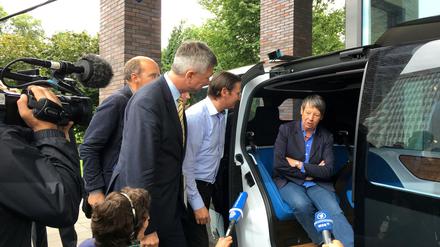 Umweltministerin Hendricks beim Besuch eines Volkswagen-Werkes.