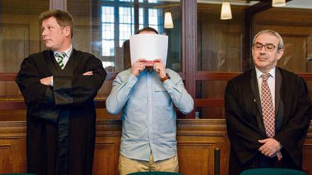 Hamdi H., einer der beiden angeklagten Raser, steht zwischen seinen Anwälten während des Prozesses im Februar 2017.