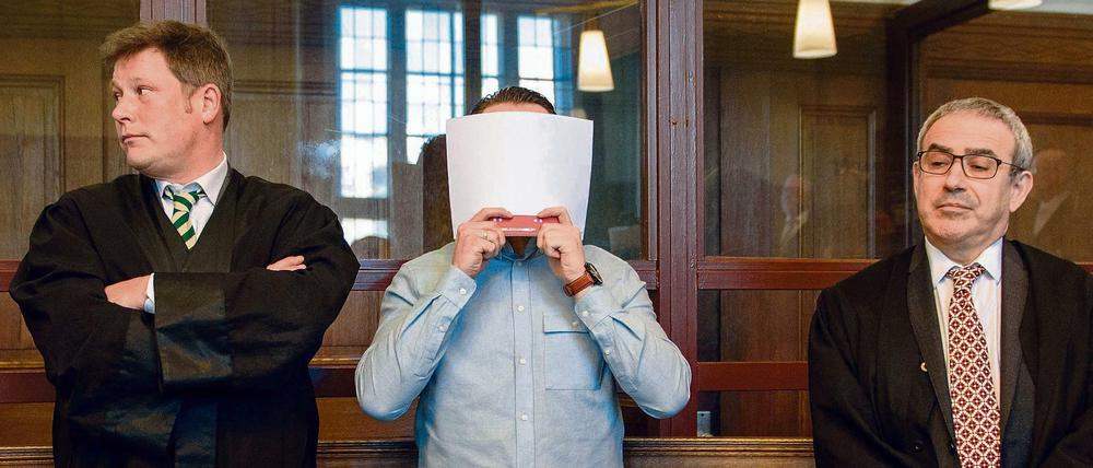 Hamdi H., einer der beiden angeklagten Raser, steht zwischen seinen Anwälten während des Prozesses im Februar 2017.