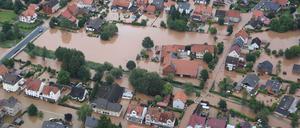 Hochwasser steht in den Straßen von Rühden, einem Stadtteil von Seesen im Landkreis Goslar.