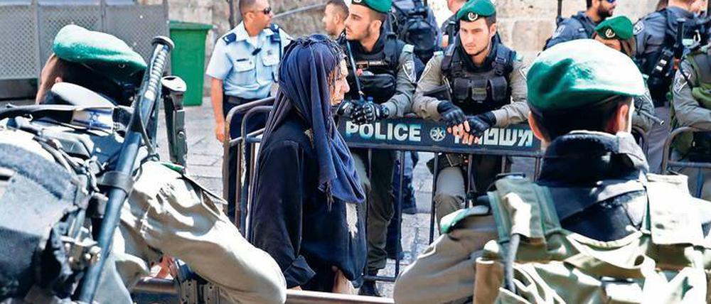 Unter Aufsicht. Einige Gläubige nutzten dennoch die Gelegenheit, wieder in der Al-Aksa-Moschee zu beten.