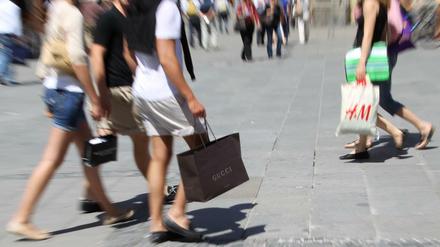 In Kauflaune. Passanten in München.