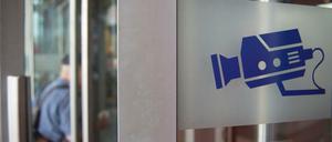 Eine Kamera weist am Bahnhof Südkreuz auf die Videoüberwachung hin.