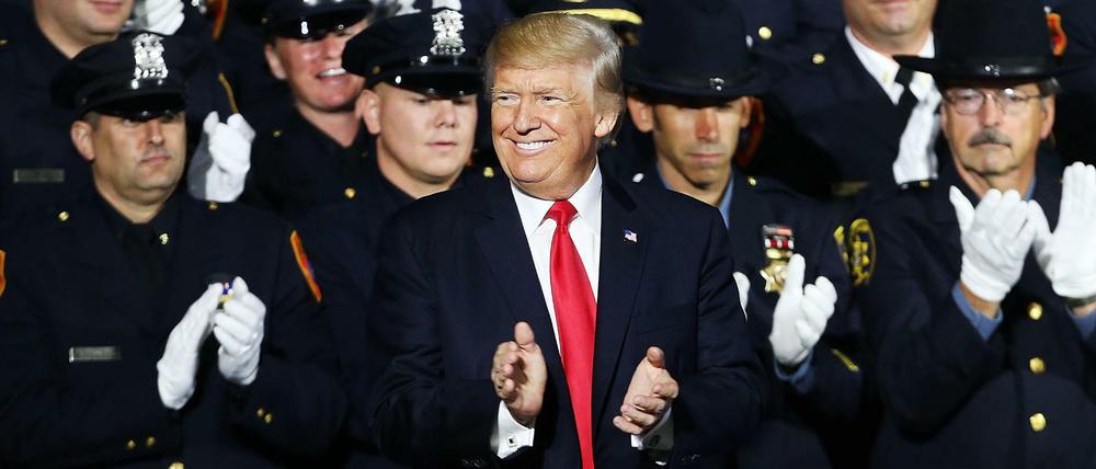 Trump und Polizisten. 