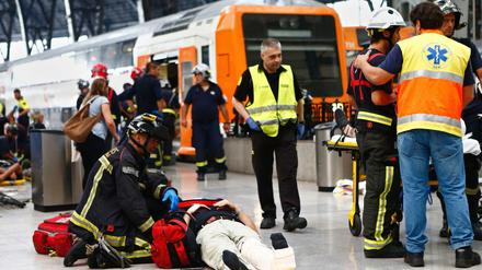 Manche Passagiere mussten direkt am Bahnsteig versorgt werden.