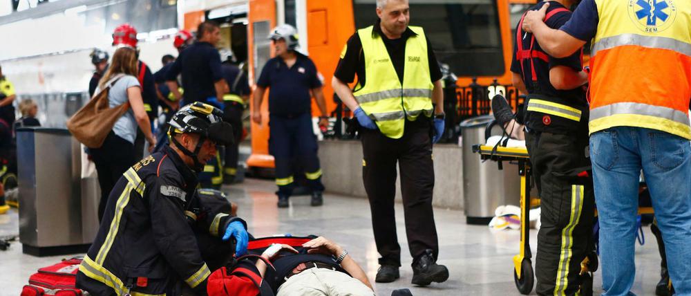 Manche Passagiere mussten direkt am Bahnsteig versorgt werden.