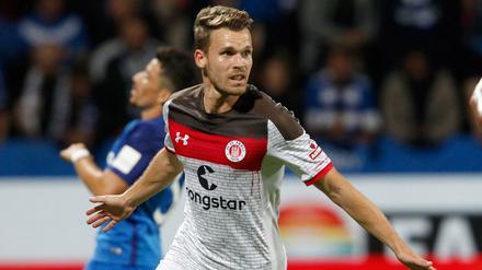 Der Torschütze zum 1:0 für St. Pauli Christopher Buchtmann jubelt.