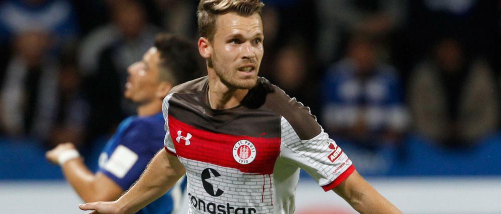 Der Torschütze zum 1:0 für St. Pauli Christopher Buchtmann jubelt.