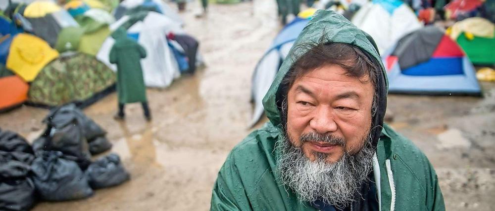 Vor Ort. Der chinesische Künstler Ai Weiwei besucht im März 2016 ein Flüchtlingscamp in der Nähe von Idomeni in Griechenland.