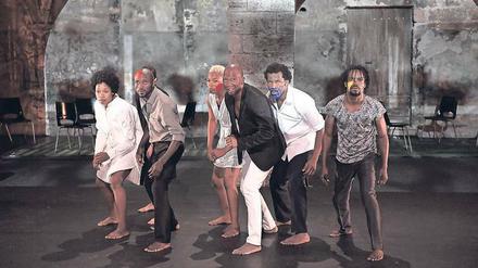 Vorwärts immer, rückwärts nimmer. Serge Aimé Coulibalys Fela-Kuti-Hommage „Kalakuta Republik“ wird in Berlin beim Tanz im August im HAU zu sehen sein. 