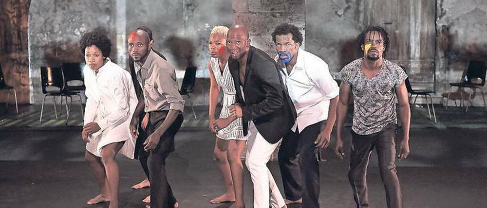 Vorwärts immer, rückwärts nimmer. Serge Aimé Coulibalys Fela-Kuti-Hommage „Kalakuta Republik“ wird in Berlin beim Tanz im August im HAU zu sehen sein. 