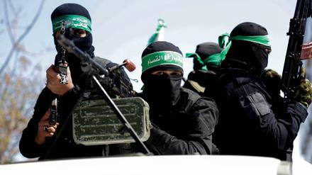Mitglieder der Kassam-Brigade, dem militärischen Flügel der Hamas, nehmen in Gaza-Stadt an einer Beerdigung teil.