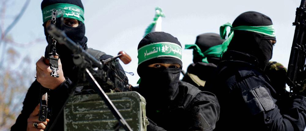 Mitglieder der Kassam-Brigade, dem militärischen Flügel der Hamas, nehmen in Gaza-Stadt an einer Beerdigung teil.
