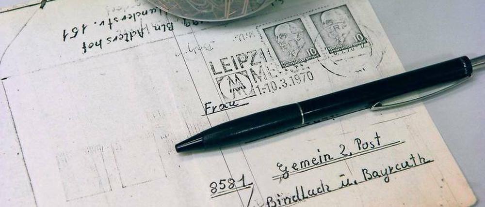 Abgefangen. Die Kopie einer Postkarte aus dem Archiv der Stasi. Der DDR-Geheimdienst analysierte und öffnete systematisch Briefe. 