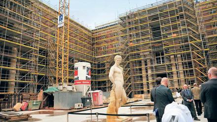 Wo geht es hin? Die Berliner Baustelle mit einer für das große Portal im Schlüterhof bestimmten Kolossalfigur. 