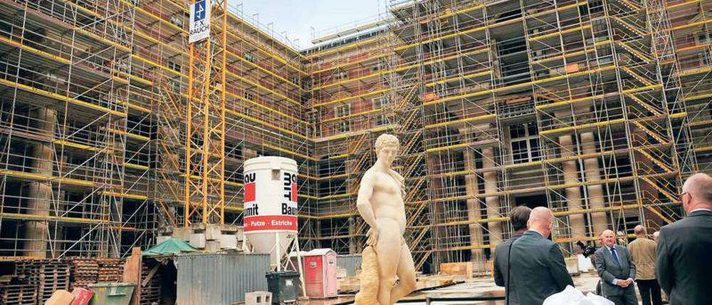Wo geht es hin? Die Berliner Baustelle mit einer für das große Portal im Schlüterhof bestimmten Kolossalfigur. 