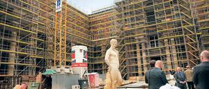 Wo geht es hin? Die Berliner Baustelle mit einer für das große Portal im Schlüterhof bestimmten Kolossalfigur.