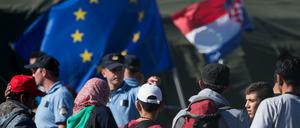 Kroatische Polizisten stehen im September 2015 in einem Zeltlager für Flüchtlinge bei Opatovac.