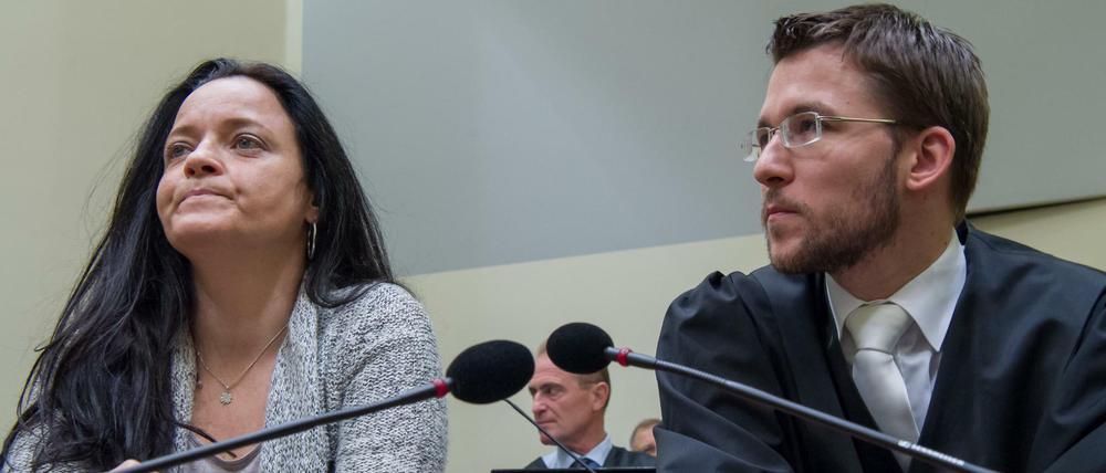 Die Angeklagte Beate Zschäpe verfolgt das Plädoyer der Staatsanwaltschaft neben ihrem Anwalt Mathias Grasel. 