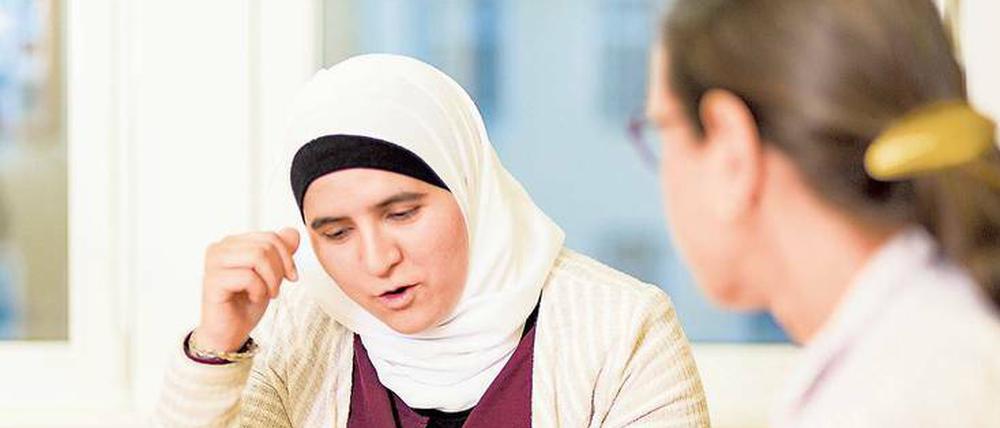 Eine syrische Ärztin mit ihrer deutschen Mentorin.
