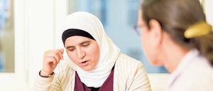 Eine syrische Ärztin mit ihrer deutschen Mentorin.