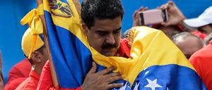 Präsident Nicolas Maduro mit der Nationalflagge Venezuelas.