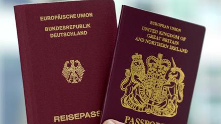 Ein britischer und ein deutscher Reisepass.