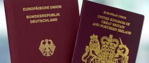 Ein britischer und ein deutscher Reisepass.