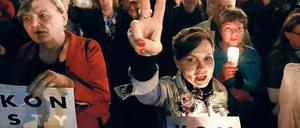 In Warschau und im ganzen Land kommen Menschen zu Kundgebungen zusammen.